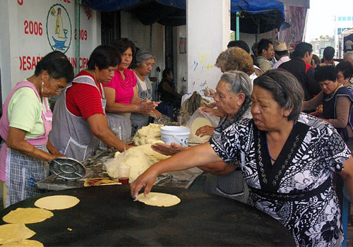 Mulheres preparando tortilhas