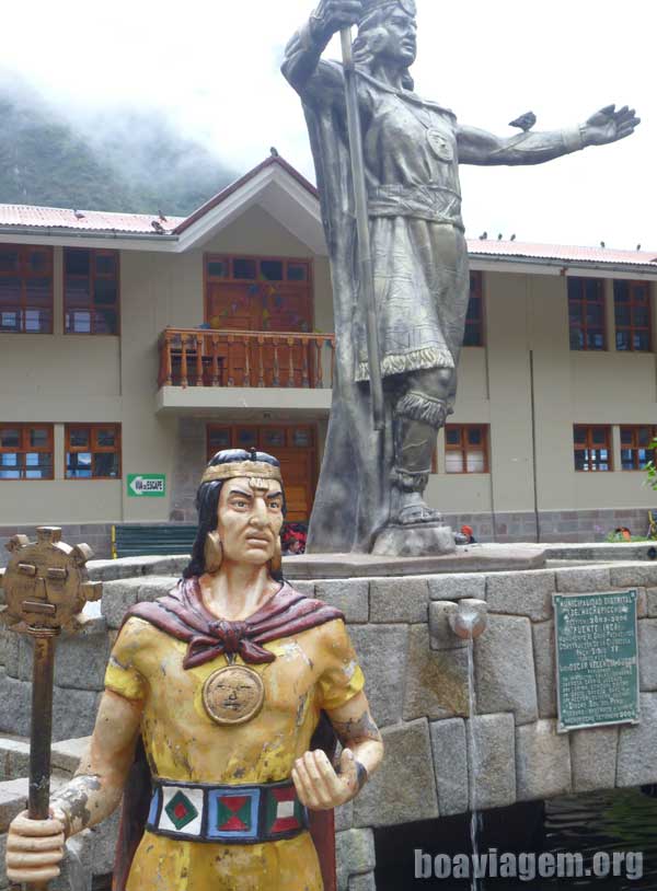 Estátuas em homenagem a Pachakutec