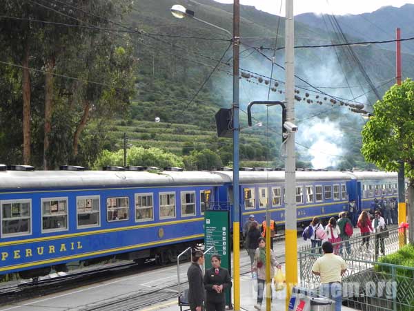 Trem da Perurail partindo de Ollanta