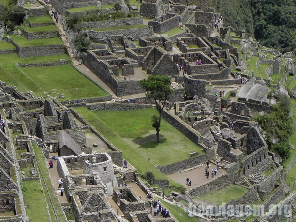Turistas parecem formigas em Machu Picchu