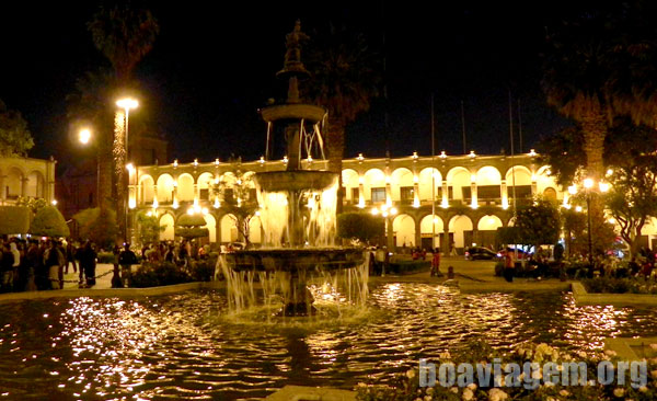 Arcos iluminados durante a noite - Plaza de Armas Arequipa
