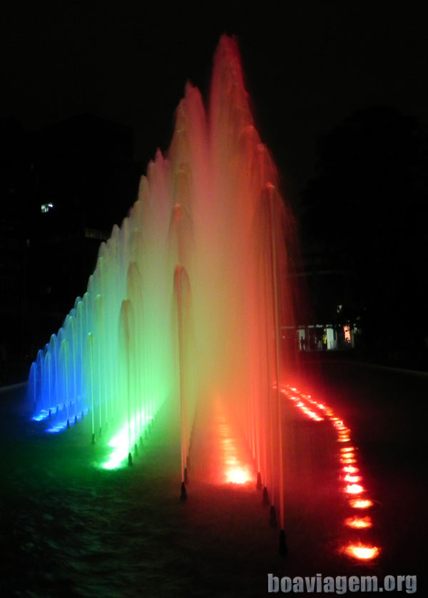 Fontes multicoloridas de agua em Lima