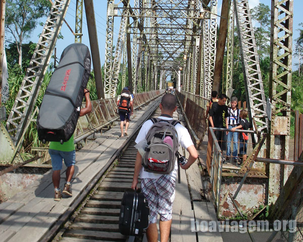 Turistas cruzando a fronteira a pé do Panamá para a Costa Rica