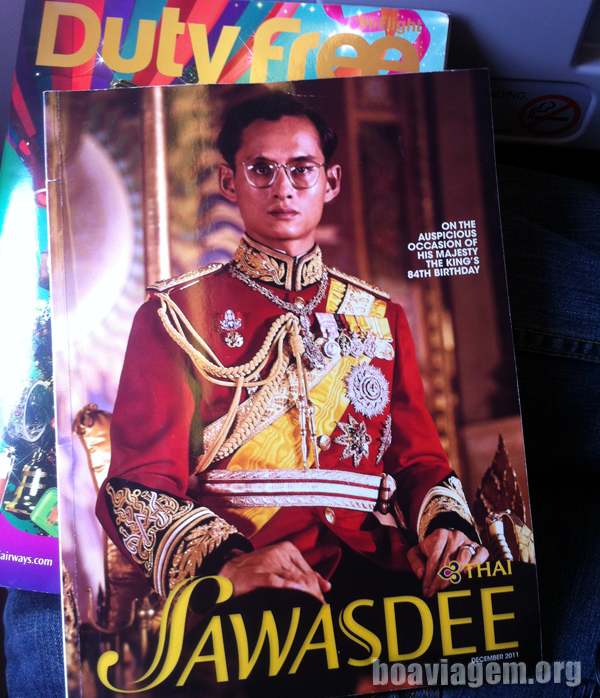 O rei da Tailândia estampa a revista de bordo