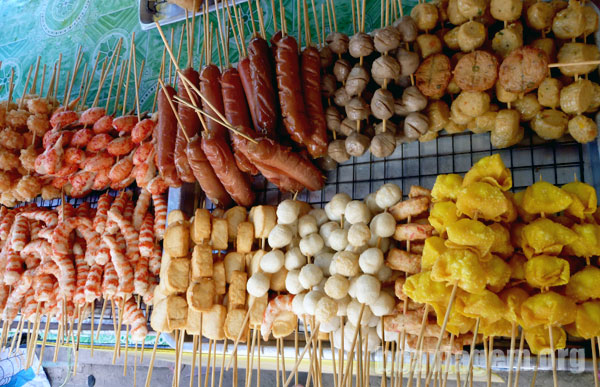 Comida no espeto na Tailândia