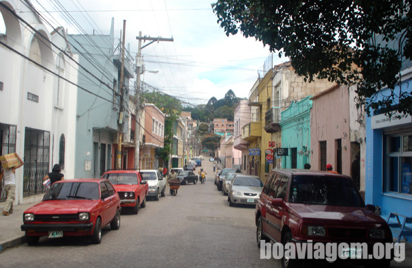 Carros estacionados em uma das ruas da capital de Honduras