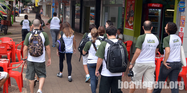 Blogueiros caminhando nas ruas de Foz do Iguaçu