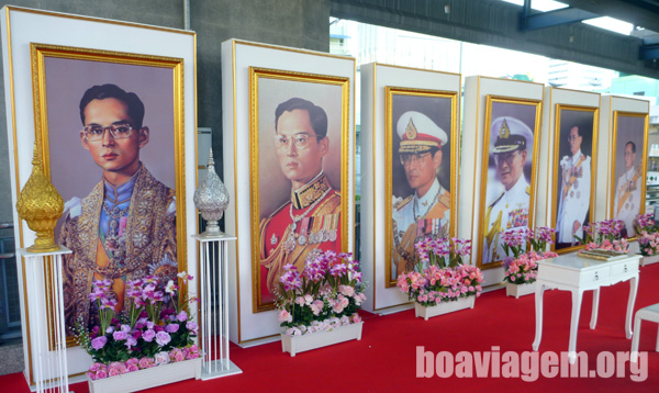 Quadros ilustram faces do rei da Tailândia