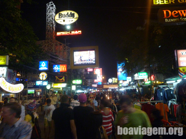 Movimento noturno na Khao San Road