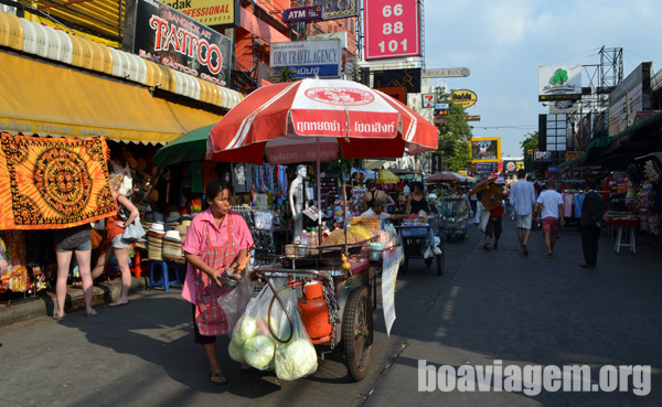 Vendedores de comida de rua fazem fila - Bangkok, Tailândia