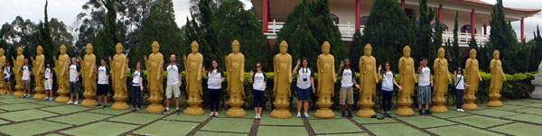 Foto panorâmica dos blogueiros no templo budista