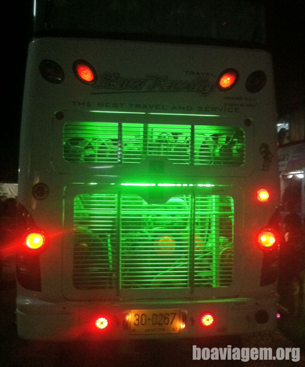 Motor dos ônibus todo iluminado com neôn