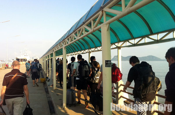 Turistas caminhando rumo ao ferry para as Ilhas Samui