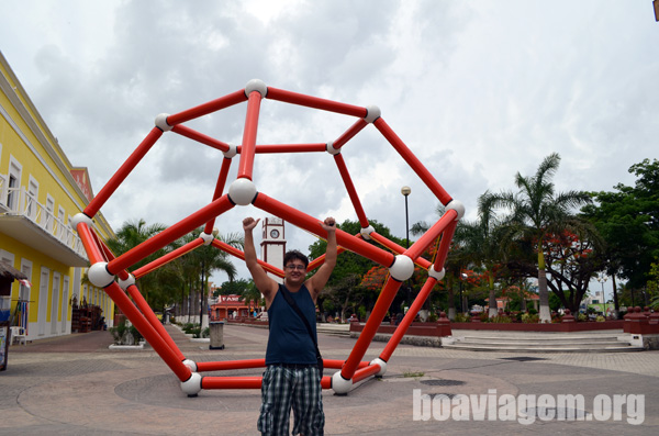 Escultura na praça do centro da Ilha de Cozumel
