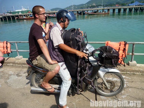 Visitantes são recepcionados por motoboys em Koh Samui