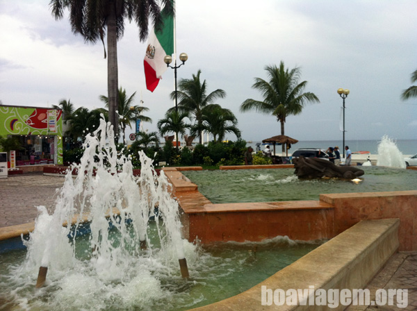 Praça em frente a bandeira mexicana