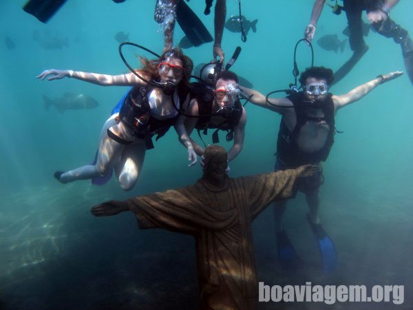Mergulho em Caldas Novas: Estátua do Cristo naufragada no Hot Park