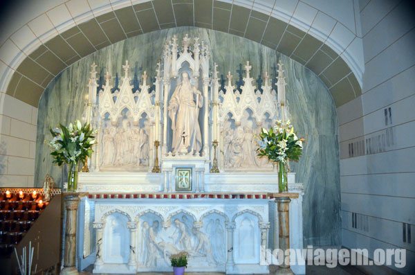 Um dos vários altares na Catedral St Patrick