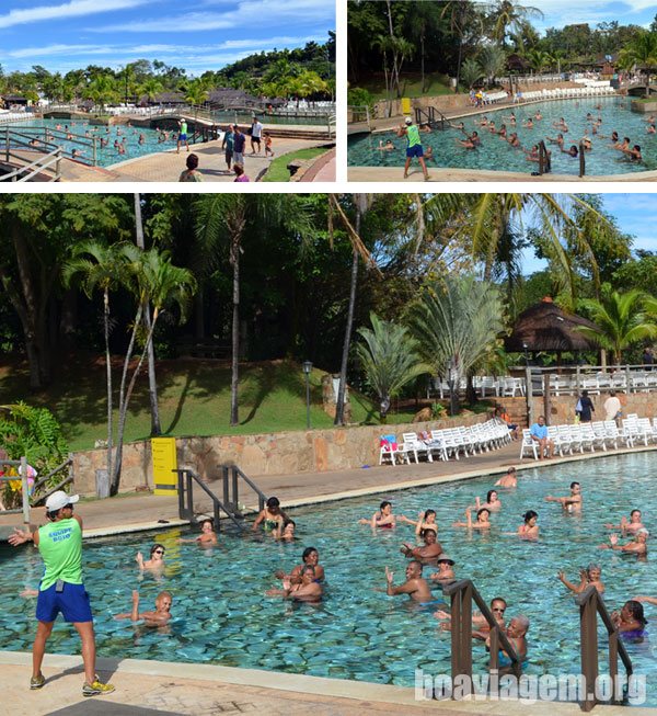Equipe boto em atividades com turistas na piscina com águas termais