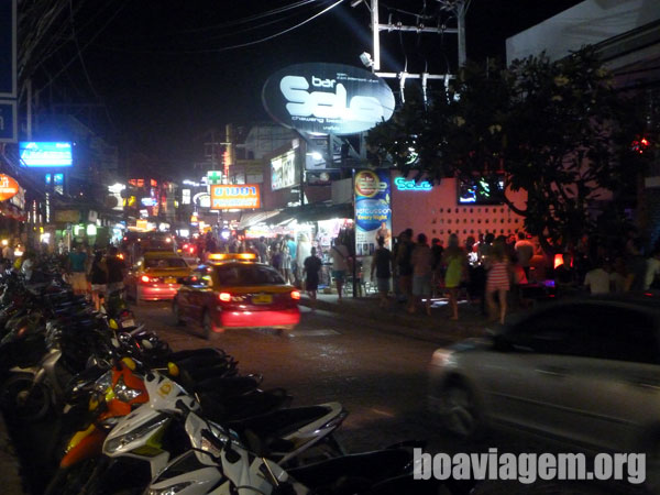Rua movimentada em Koh Samui