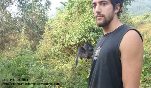 O RiqLima com gorilas de Uganda, na África