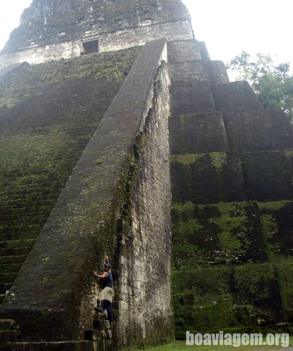 Pequenino próximo a um dos templos de Tikal