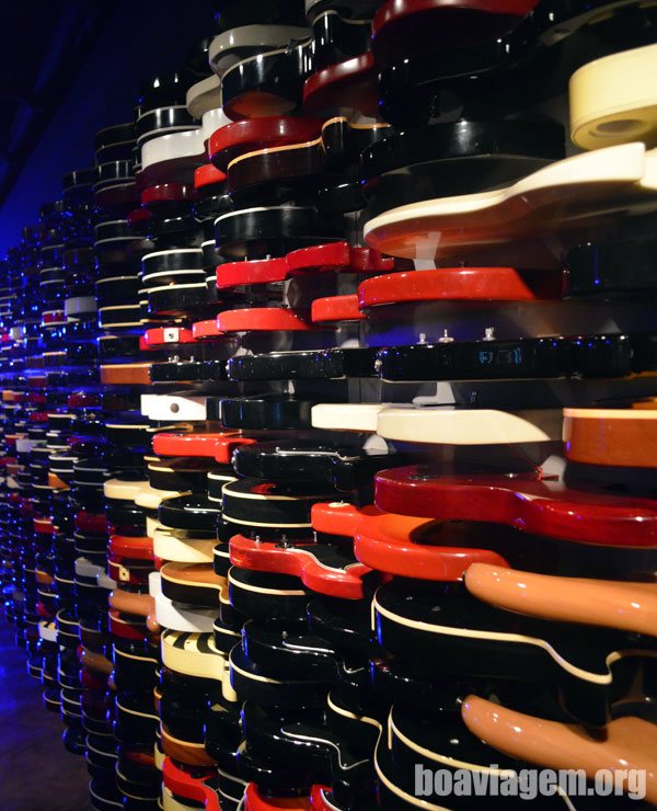 Decoração na parede do Hard Rock Café com guitarras