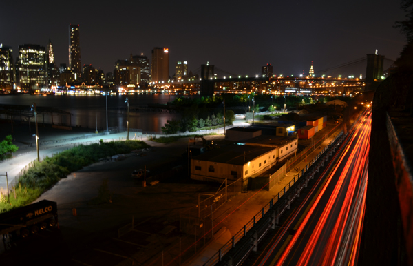 Vista de Manhattan a noite desde o Brooklyn