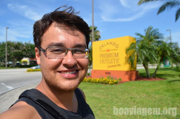 Em junho de 2012, na entrada do Orlando Premium Outlets