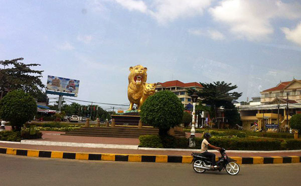Homenagem a leões em uma praça no balneário cambojano de Sihanoukville