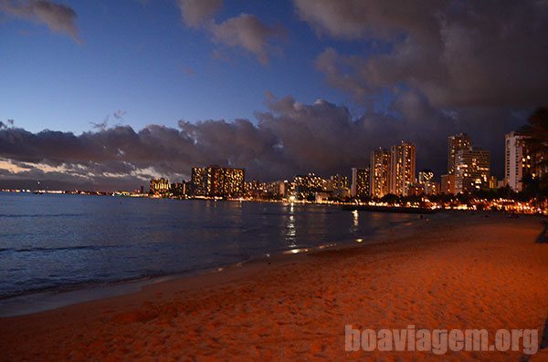 Foto de Waikiki no princípio da noite