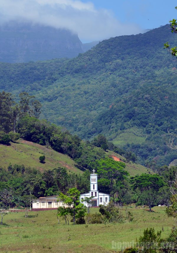 Bela igreja em algum ponto da estrada que liga Praia Grande a Cambará do Sul