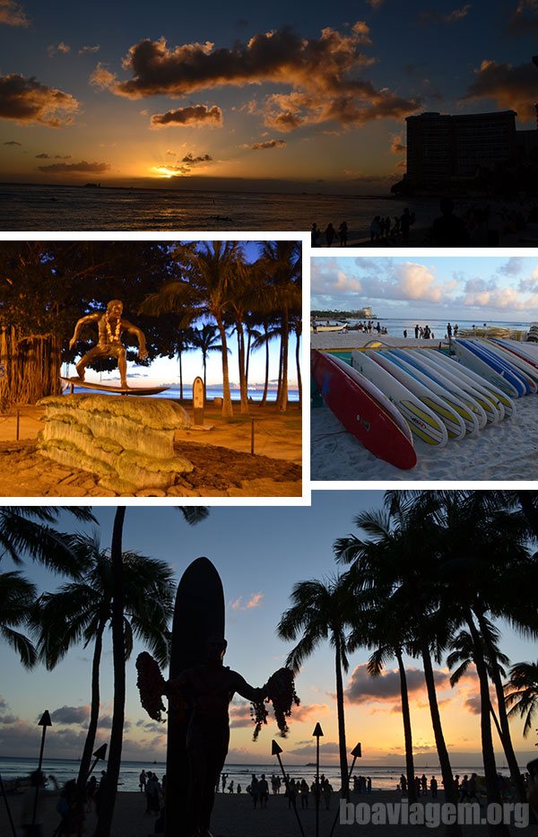 Pôr do sol em Oahu, estátuas de surfistas e pranchas na areia de Waikiki