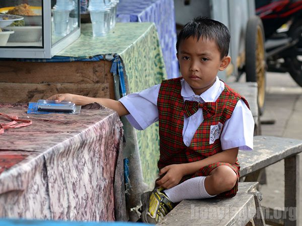 Uma criança pronta para ir ao colégio em Bali