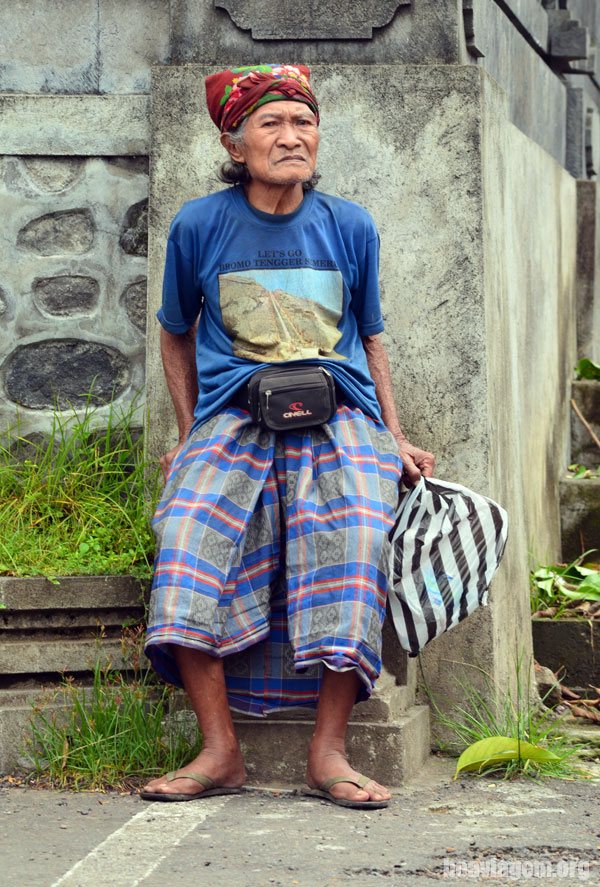 Um senhor com trajes típicos da Ilha de Bali