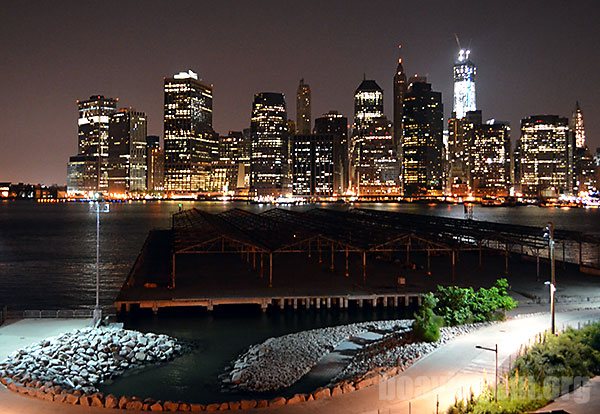 A bela vista noturna de Manhattan 