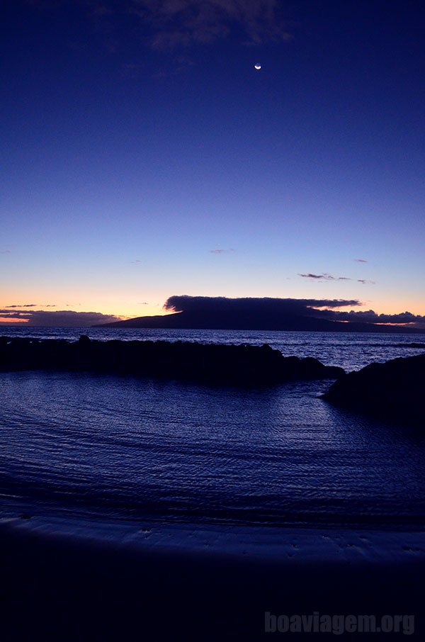 Belo nascer da lua em praia próxima a Lahaina, em Maui