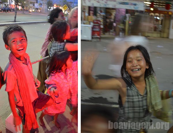Crianças cambojanas nos pontos de parada