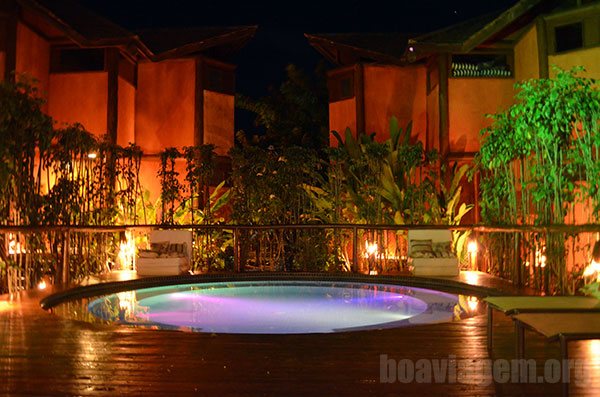 O que fazer em Fernando de Noronha: A bela piscina aquecida da Pousada Tribojú