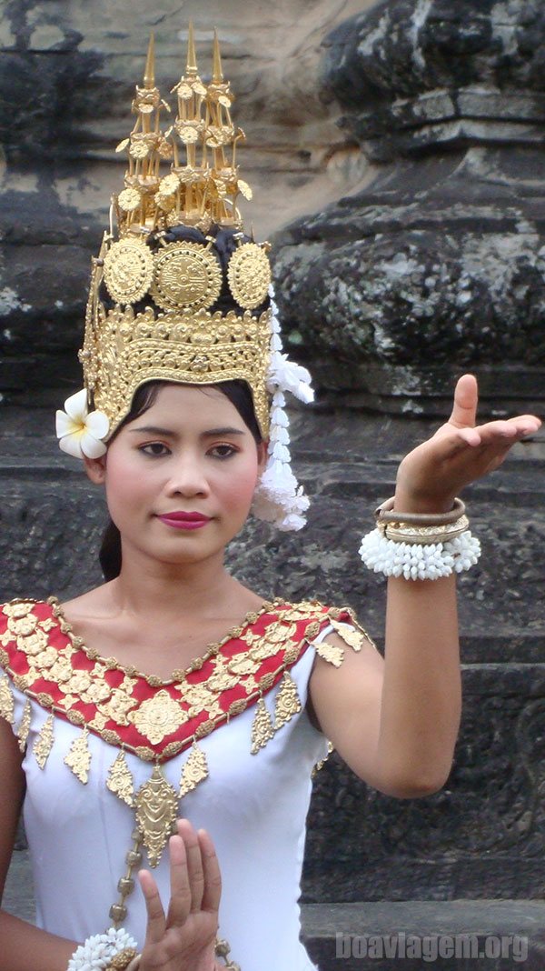 Mulher vestida com trajes típicos do Camboja