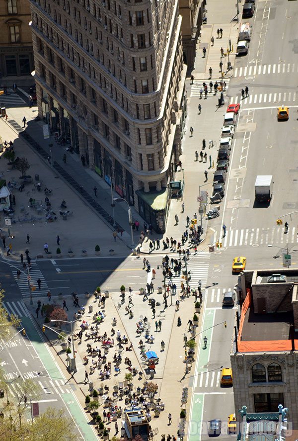 Pessoas do tamanho de formigas desde o topo do Empire State Building