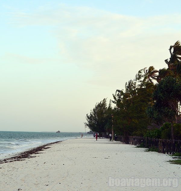 A praia do Ocean Paradise em Zanzibar