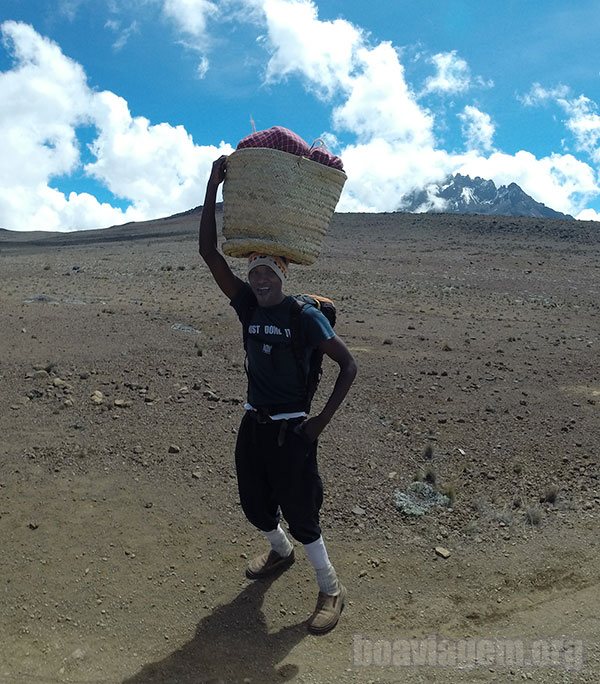 Típico carregador africano rumo ao topo do Kilimanjaro