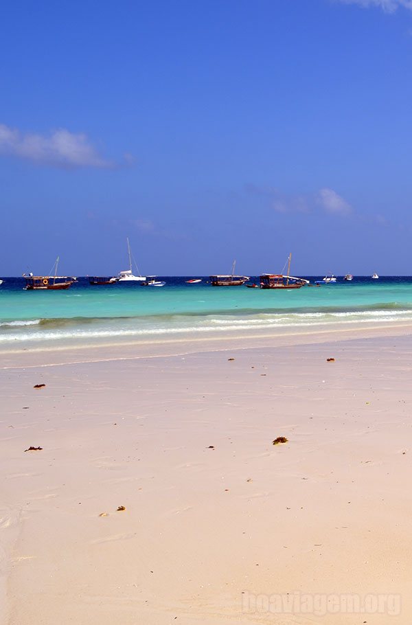 Vista paradisíaca de praia em Zanzibar