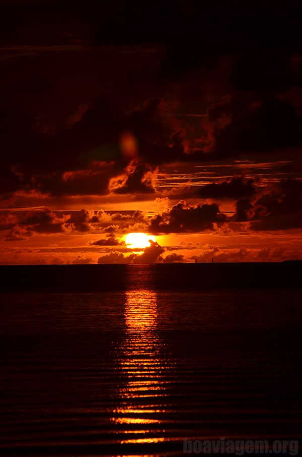 Céu avermelhado em um espetacular pôr do sol no Palau