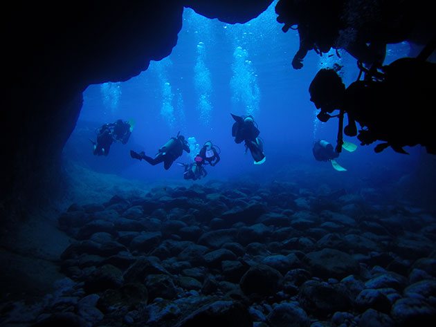 Mergulho no Buraco do Inferno com a Atlantis Divers em Noronha