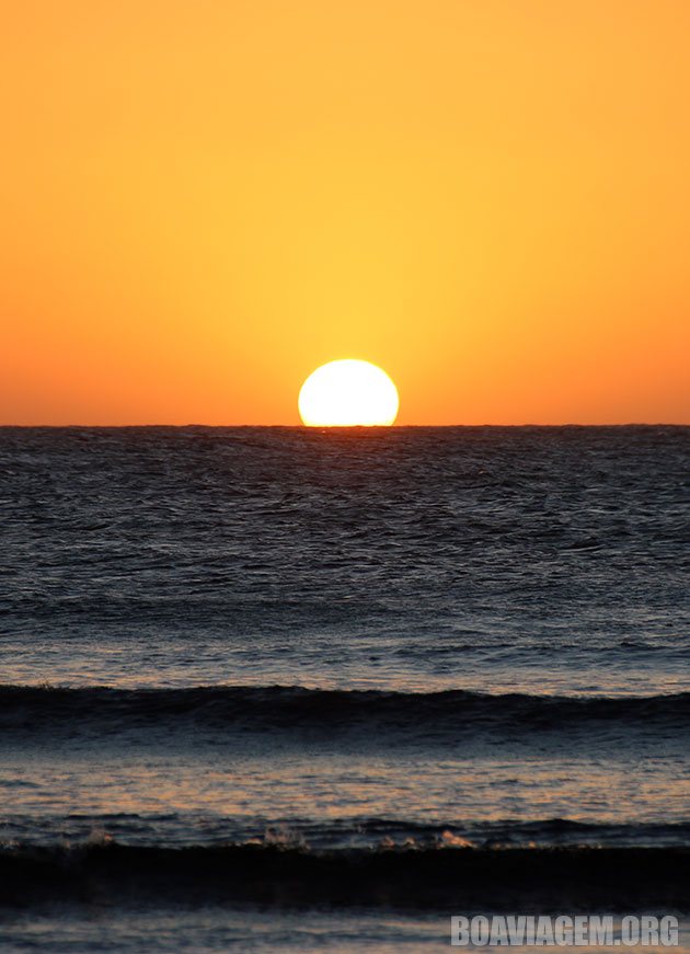 Espetáculo de cores assistindo o sol se pôr no mar em Jeri