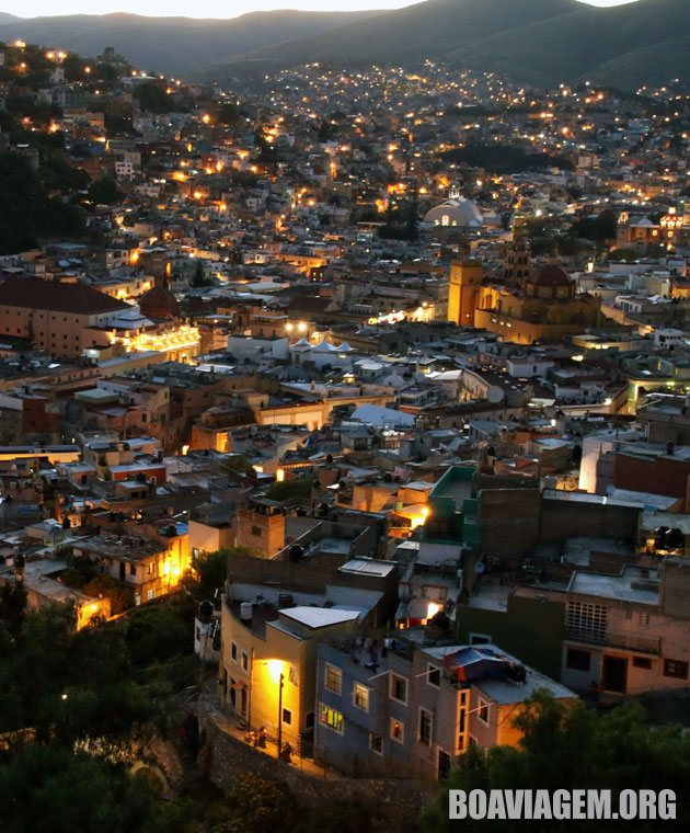 O acender das luzes em Guanajuato após o pôr do sol
