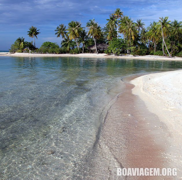Praia com areias cor de rosa em Tikehau - Ilhas Tuamotu
