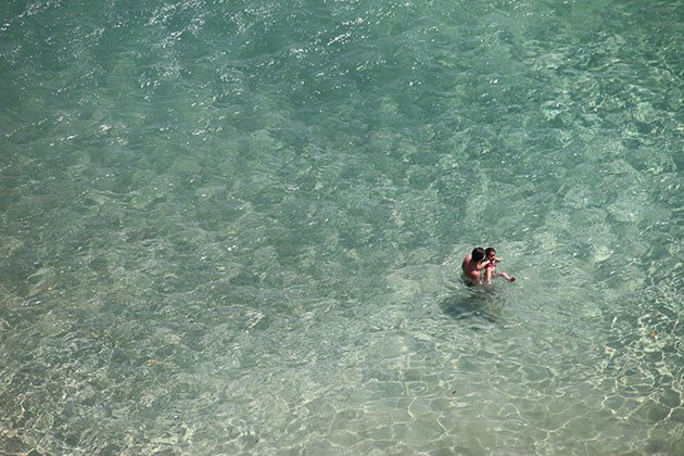Turistas perdidos no azul do mar de Noronha